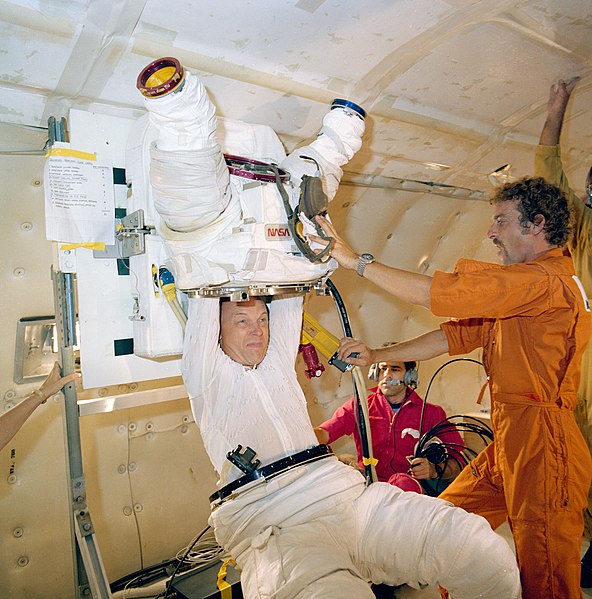 File:Spacesuit donning and doffing in zero-g training for Story Musgrave STS-6.jpg