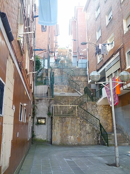 File:Steep public staircase (18784725126).jpg