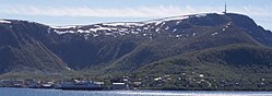 Stockmarknes über den Fjord fotografiert.jpg