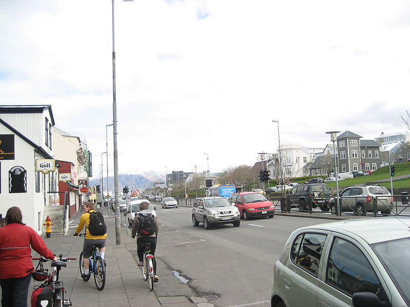 File:Street in Reykjavík.JPG