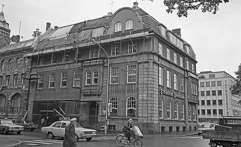 File:Strindens Sparebank i Søndre gate 13 (1972) (12771945634).jpg