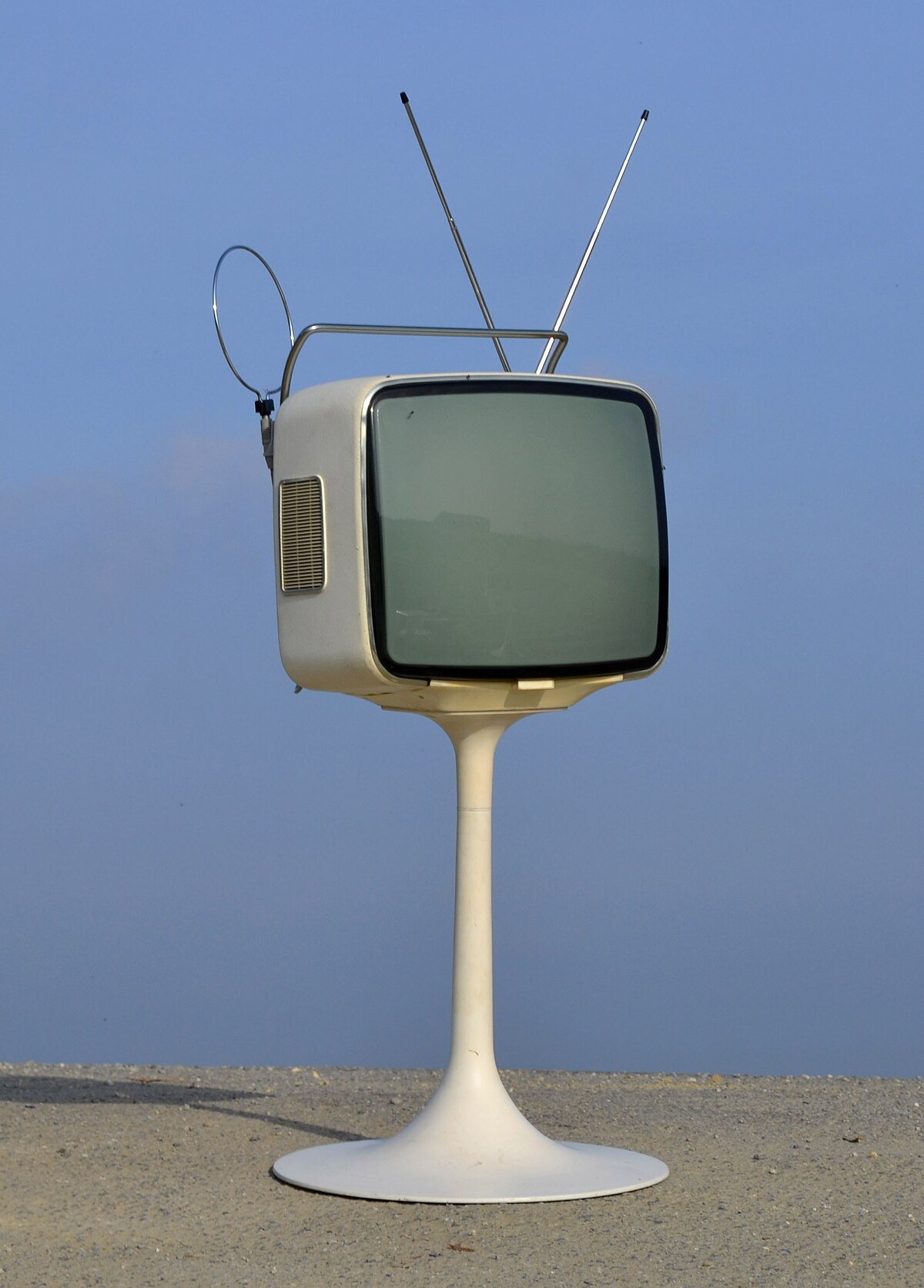 File:Télévision Ribet-Desjardins Space Age 1970's pied tulipe.jpg -  Wikimedia Commons