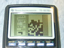 Das Spiel Tetris wird auf einem TI-83 Plus gespielt.