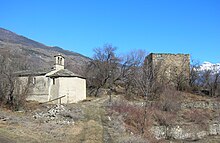 Il promontorio di Châtelair, su cui si trovano la Torre dei Salassi, il basamento del Castello dei tiranni e la chiesetta di Saint-Georges-en-Châtelair.