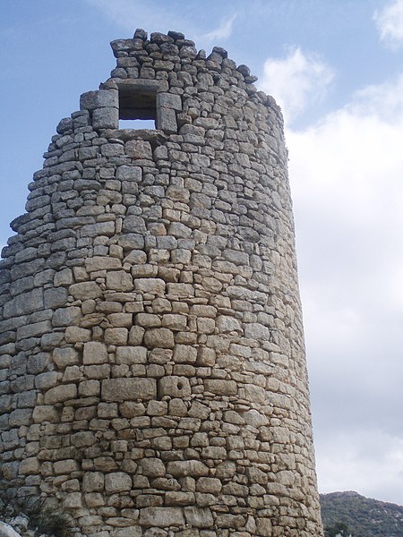 File:Tour de guet du fort de Buoux.jpg