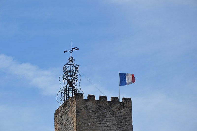 File:Tour de l'horloge de Pernes les Fontaines - campanile et drapeau.jpg