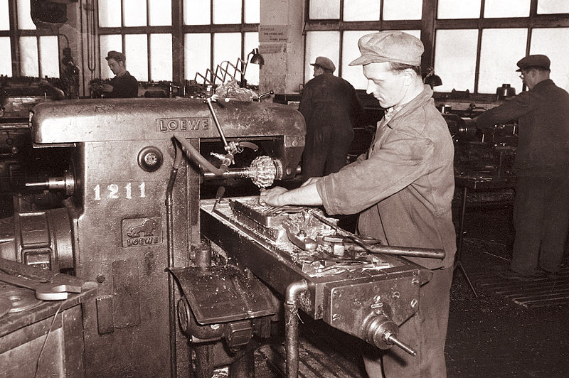 File:Tovarna kovanega orodja v Zrečah 1961 (2).jpg