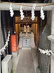 鳥居の注連縄がある本殿の景色