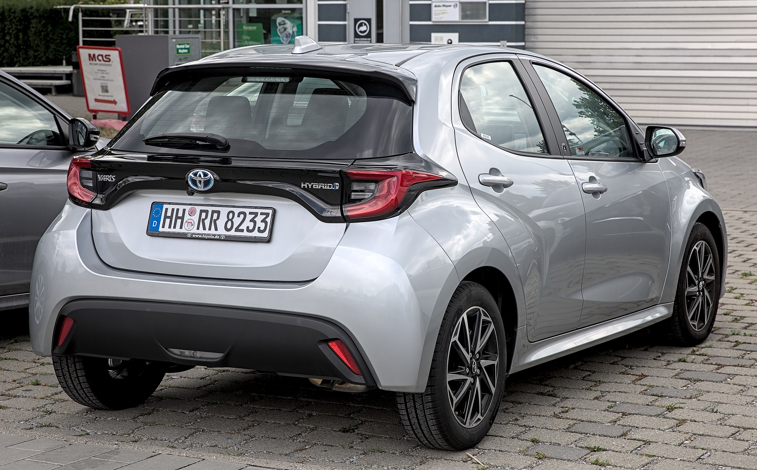 https://upload.wikimedia.org/wikipedia/commons/thumb/0/06/Toyota_Yaris_Hybrid_%28XP210%29_1X7A0178.jpg/2560px-Toyota_Yaris_Hybrid_%28XP210%29_1X7A0178.jpg