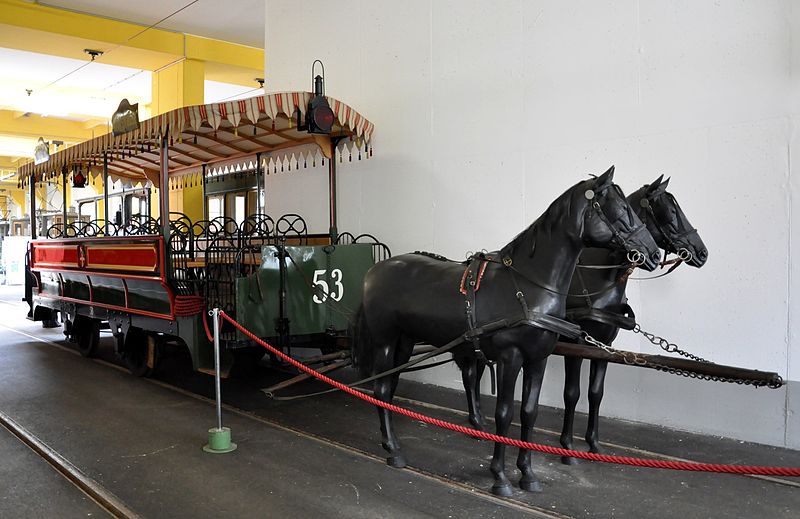 Одна из первых конок в венском музее общественного транспорта. Свободное изображение Википедии, автор фото Janos Korom Dr.