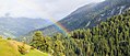 Zicht vanaf balkon van hotel. Regenboog.