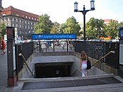 Ingång till tunnelbanestationen Sophie-Charlotte-Platz.