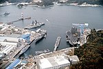 Miniatuur voor Bestand:USS Midway (CV-41) and USS Clue Ridge (LCC-19) in Yokosuka.jpg