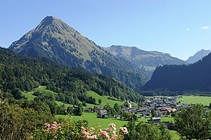 Aus Westen über Schoppernau mit Heiterberg und Juppenspitze