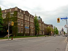 Toronto universiteti maktablari may 2011.jpg