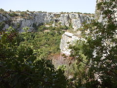 Der Steinbruch von der Höhle S.Ilarione aus gesehen