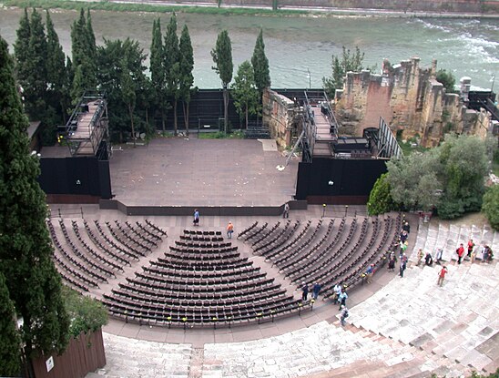 Амфитеатр 23 места. Римский театр (Teatro Romano). Филармонический театр Верона. Амфитеатр Верона сверху. Театр в Вероне план.