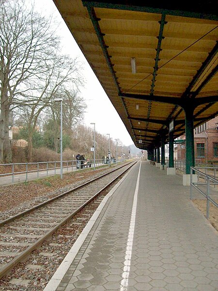 File:View on platforms of Seeb.Ahlbect station.JPG