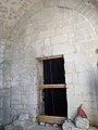 Français : Entrée de la chapelle sous le porche, château de Villebois-Lavalette, Charente, France