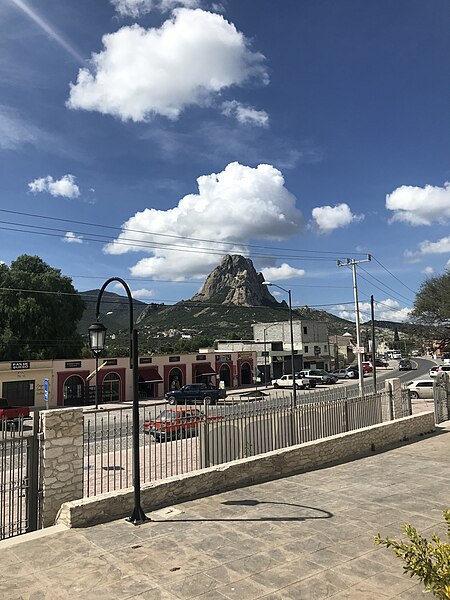 File:Vista de la Peña de Bernal desde Ezequiel Montes.jpg