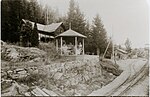 Till vänster turisthotellet och dess groggveranda, till höger i fonden stationshuset från 1901