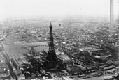Vista aérea de París, mostrando a Torre Eiffel no centro, durante a Exposición Universal de 1889