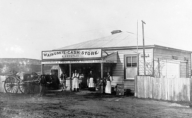 The Waikumete Cash Store, a general store in Glen Eden (formerly Waikumete) in 1905