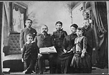 Studio potret Richard Bogle dan Amerika Waldo Bogle dengan anak-anak mereka. Foto sekitar tahun 1875.