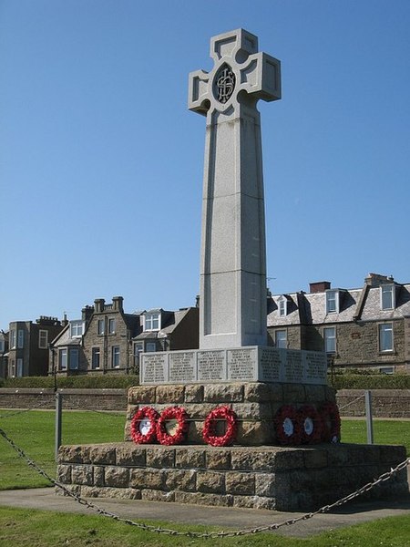 File:War memorial, Dunbar - geograph.org.uk - 1276338.jpg