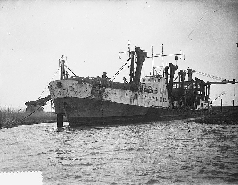 File:Watersnood Zandzuiger Ahoy zuigt water uit de Hoeksewaard in Oude Maas bij P, Bestanddeelnr 905-5467.jpg