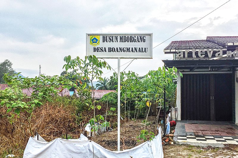 File:Welcome gate to Boangmanalu (Dusun Mborgang), Salak, Pakpak Bharat (01).jpg