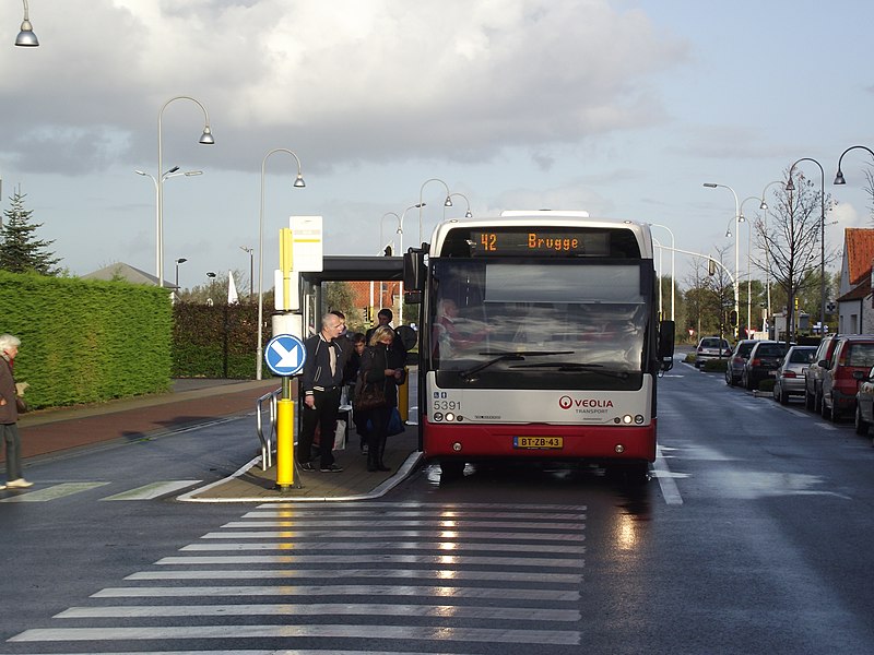 File:Westkapelle-bus II.jpg