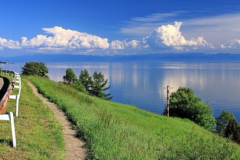 File:Widok z Listwianki na jezioro Bajkał 16.JPG