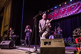 Wild Fire, Ekim 2017'de canlı bir performans sırasında. Soldan sağa: Tyler Voss, Zack Sawyer, Taylor Roberts ve Cameron Alidor.