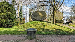 Deichdenkmal Hamburg-Wilhelmsburg: Die Stelen erinnern an die Flutopfer von 1962