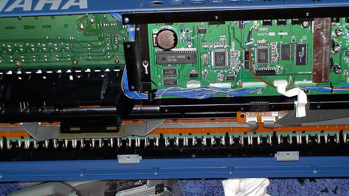 File:Yamaha-synthesizer-cs1x-inside.jpg - Wikipedia