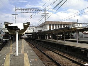 Yamatosaidaiji-Station-platform.jpg