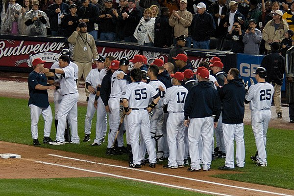 The Yankees celebrate Derek Jeter breaking their franchise career hits record.