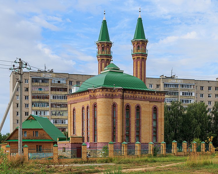 File:Zeleny Dol Station and surroundings 08-2016 img3.jpg