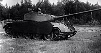 LB-1 100 mm戦車砲を搭載したT-44-100 この車両は車体側面にシュルツェン様の増加装甲板を装備している