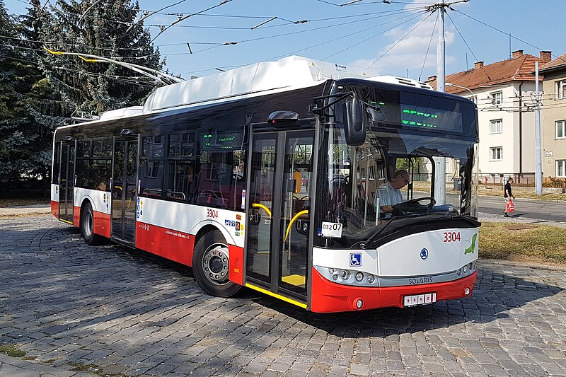 File:Škoda 26Tr Solaris 3304, Brno, Srbská 01.jpg