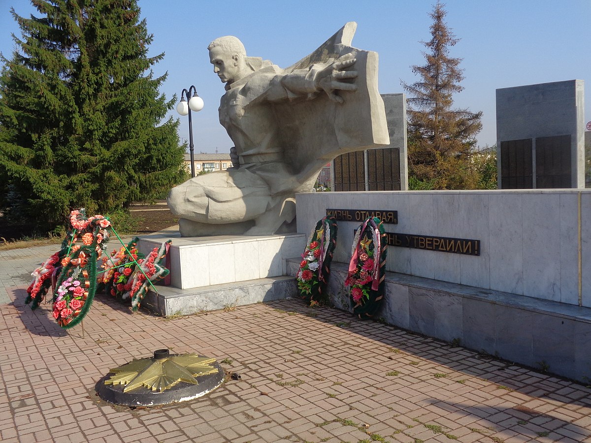 Памятник клятва Троицк Челябинская область. Памятник клятва. Памятник в посёлке Есаульском Челябинская область.