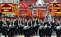 Les tambours russes avec les unités historiques défilant derrière eux