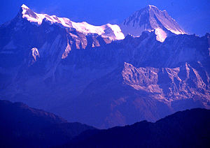 Annapurna II til høgre og Annapurna IV til venstre. Sett frå sørvest.