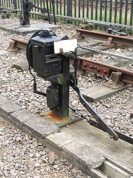 File:-2019-09-20 A Disc shunting signal, Cromer beach signal box, Cromer (2).JPG