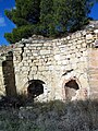 Vista de las ruinas del barrio minero de «La Azufrera» de Libros (Teruel), con detalle del frontis en los «hornos chatos», año 2016.