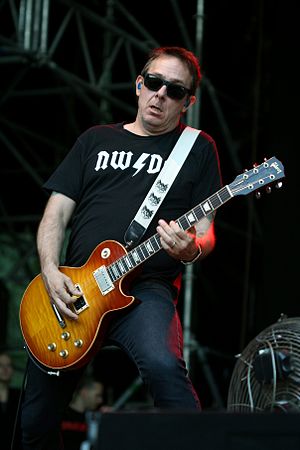 13-08-10 Taubertal Bad Religion Брайан Бейкер.JPG