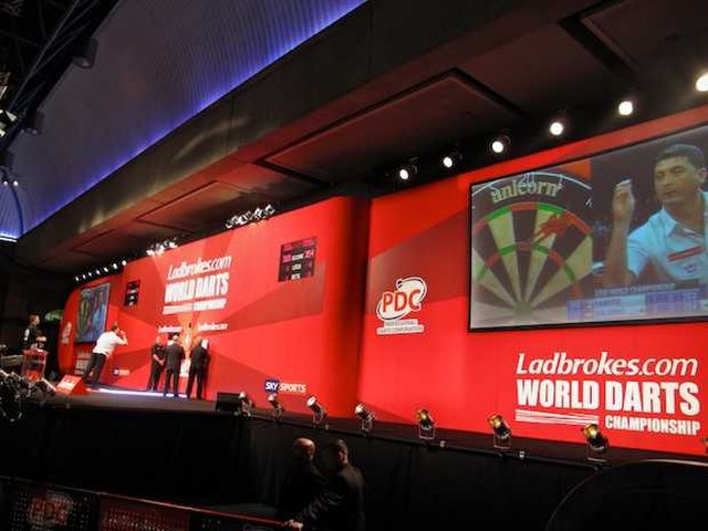 A match between Mensur Suljović and Kevin Painter at the 2010 championship