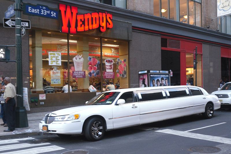 File:2011-NYC-5th-Avenue-Limo-Lincoln-Towncar.JPG