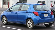 Miniatuur voor Bestand:2015 Toyota Yaris LE in Blue Streak Metallic, Rear Left.jpg